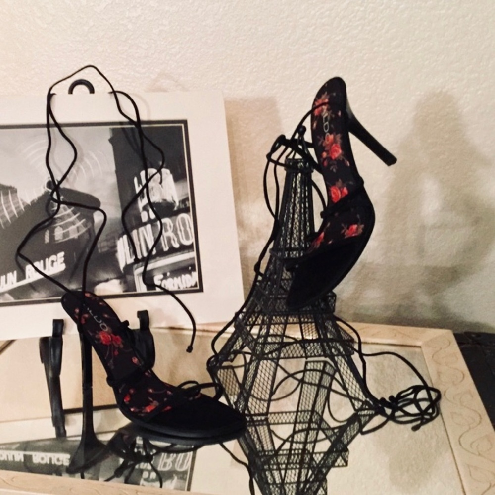 BLACK SANDAL HEELS